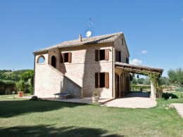 Farmhouse for sale in Le Marche - Le Aquile
